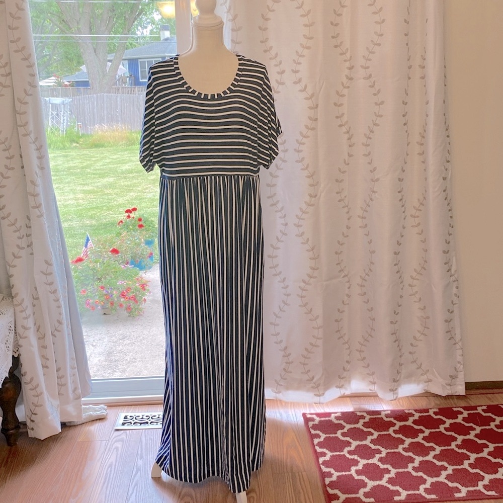 Suzanne Betro woman’s knit maxi plus size 3X striped navy & white dress
